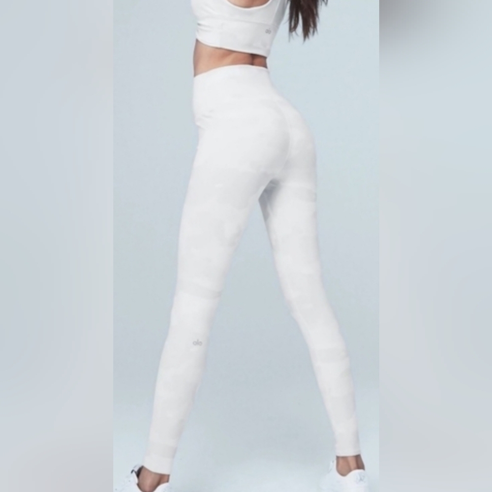 Alo Yoga Camo Vapor Leggings- In White & Light Gray- Highly Sought After!!